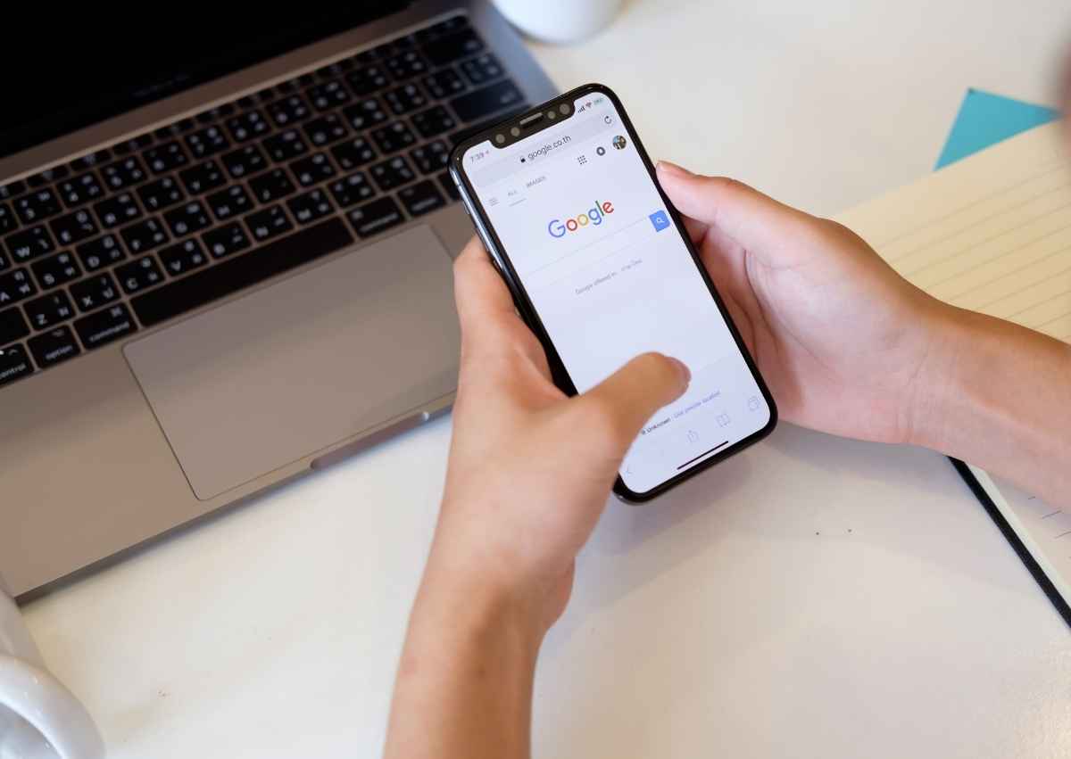 SEO für Fotografen: Handy mit Google offen